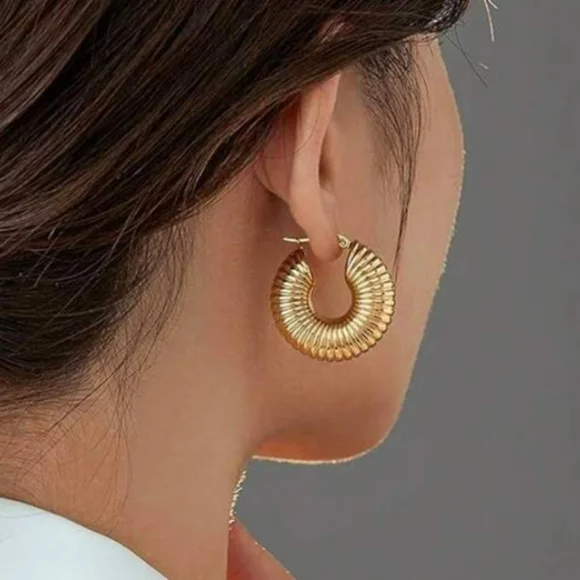 18K TEXTURED CHUNKY RIBBED AMOUR ROBYN TUBES - Picture 3 of 7